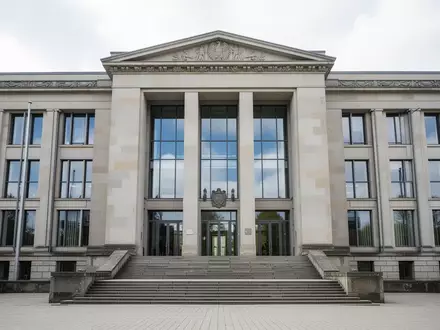 Die Fassade eines modernen Regierungsgebäudes in Deutschland mit neoklassizistischer Architektur bei Tageslicht. - Foto: über boerse-global.de