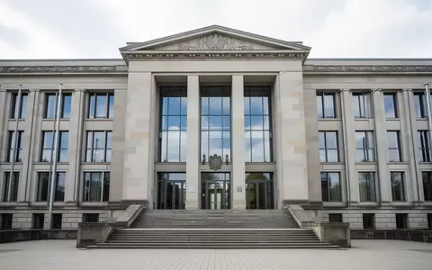 Die Fassade eines modernen Regierungsgebäudes in Deutschland mit neoklassizistischer Architektur bei Tageslicht. - Foto: über boerse-global.de