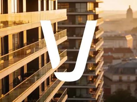 Moderne Wohnarchitektur bei Sonnenuntergang als Symbol für den Immobilienmarkt. - Foto: über boerse-global.de