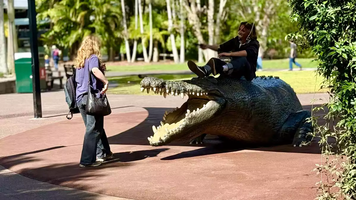 Touristen stellen im Australia Zoo gerne Szenen der waghalsigen Aktionen von Steve Irwin nach. - Bild: Carola Frentzen/dpa