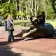 Touristen stellen im Australia Zoo gerne Szenen der waghalsigen Aktionen von Steve Irwin nach. - Bild: Carola Frentzen/dpa