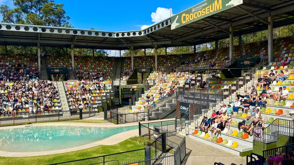 Das «Crocoseum» bietet Platz für 5.000 Menschen - früher trat Steve Irwin hier noch selber auf.  - Bild: Carola Frentzen/dpa