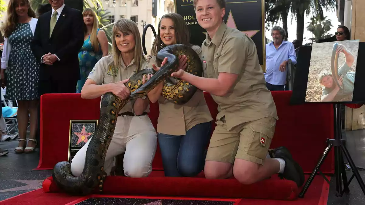 Seit 2018 hat Steve Irwin seinen eigenen Stern in Hollywood. Zur Enthüllung kam auch seine berühmte Familie. - Bild: Willy Sanjuan/Invision/AP/dpa