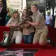 Seit 2018 hat Steve Irwin seinen eigenen Stern in Hollywood. Zur Enthüllung kam auch seine berühmte Familie. - Bild: Willy Sanjuan/Invision/AP/dpa