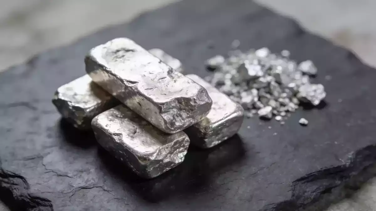 Silver Rises 2.9% to $70 Despite Hawkish Fed, Industrial Demand Supports