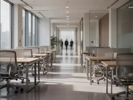 Leeres, modernes Büro mit Schreibtischen und Stühlen in einer ruhigen Arbeitsumgebung bei Tageslicht. - Foto: über boerse-global.de