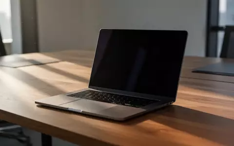 Ein minimalistischer Arbeitsplatz mit einem Laptop auf einem Holztisch bei natürlichem Lichteinfall. - Foto: über boerse-global.de