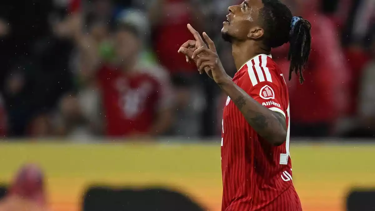 Michael Olise, hier beim Torjubel nach seinem 2:1, präsentierte sich zum Bundesliga-Start gleich wieder in Galaform. - Bild: Sven Hoppe/dpa