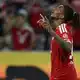 Michael Olise, hier beim Torjubel nach seinem 2:1, präsentierte sich zum Bundesliga-Start gleich wieder in Galaform. - Bild: Sven Hoppe/dpa