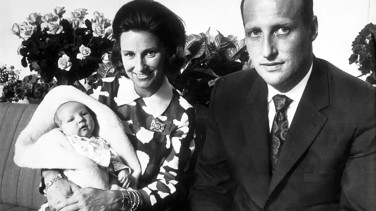 1973 kam der Sohn des Paars zur Welt, der jetzige König Haakon VIII. (Archivbild) - Bild: Uncredited/AP/dpa