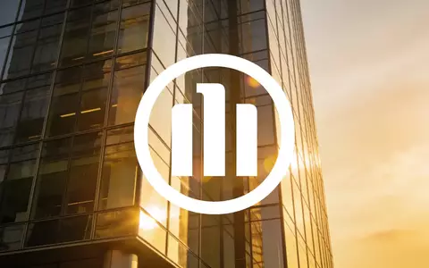 Moderne Glasfassade eines Finanzgebäudes bei Sonnenaufgang als Symbol für Stabilität und institutionelle Sicherheit. - Foto: über boerse-global.de