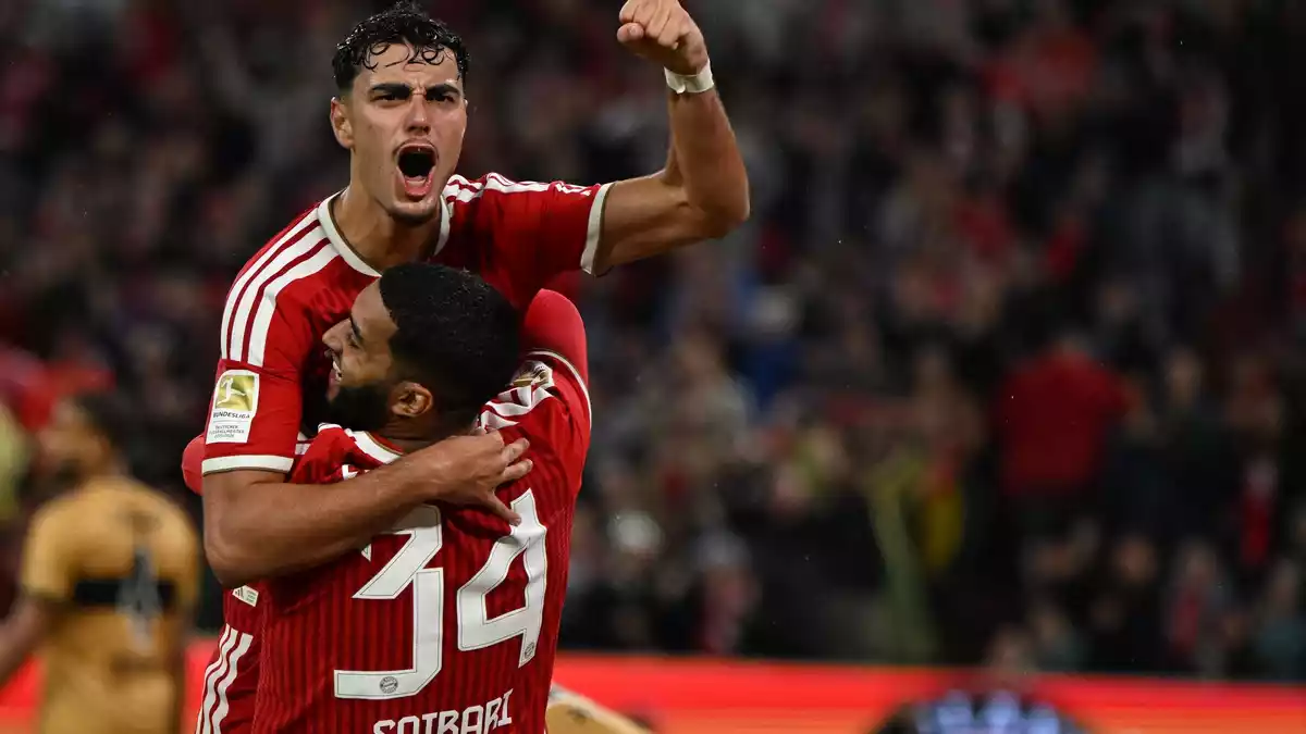 Gleich wieder obenauf - die Bayern, hier mit 4:1-Schütze Aleksandar Pavlovic und Vorbereiter Ismael Saibari (Nr. 34).  - Bild: Sven Hoppe/dpa