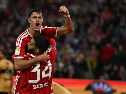 Gleich wieder obenauf - die Bayern, hier mit 4:1-Schütze Aleksandar Pavlovic und Vorbereiter Ismael Saibari (Nr. 34).  - Foto: Sven Hoppe/dpa