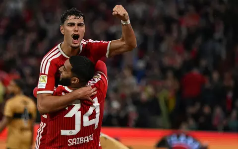 Gleich wieder obenauf - die Bayern, hier mit 4:1-Schütze Aleksandar Pavlovic und Vorbereiter Ismael Saibari (Nr. 34).  - Foto: Sven Hoppe/dpa