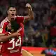 Gleich wieder obenauf - die Bayern, hier mit 4:1-Schütze Aleksandar Pavlovic und Vorbereiter Ismael Saibari (Nr. 34).  - Bild: Sven Hoppe/dpa