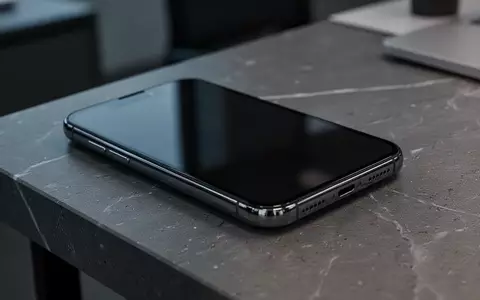 Ein modernes Smartphone liegt mit ausgeschaltetem Bildschirm auf einer dunklen Steinoberfläche. - Foto: über boerse-global.de