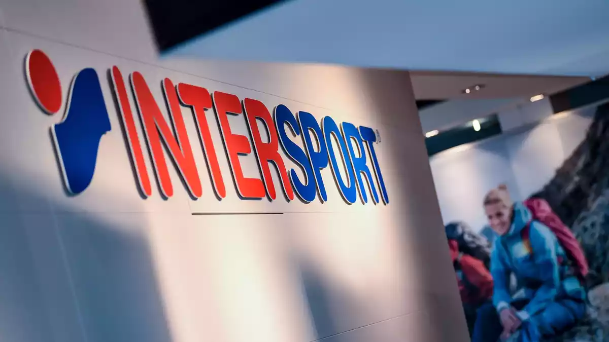 Intersport hat bereits mehr als 50 neue Geschäfte eröffnet. (Archivbild) - Bild: Felix Kästle/dpa