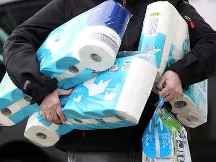 Ein US-Verband warnt Verbraucher vor Hamsterkäufen - trotz drohender Preissteigerungen. (Symbolbild) - Foto: Rene Traut/dpa