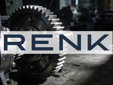 Präzisionsgetriebe in einer industriellen Fertigungshalle bei stimmungsvoller Beleuchtung. - Foto: über boerse-global.de