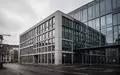 Ein modernes Bürogebäude vor einem bewölkten Himmel in Deutschland, das die aktuelle Lage am Arbeitsmarkt symbolisiert. - Foto: über boerse-global.de