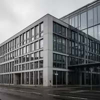Ein modernes Bürogebäude vor einem bewölkten Himmel in Deutschland, das die aktuelle Lage am Arbeitsmarkt symbolisiert. - Foto: über boerse-global.de