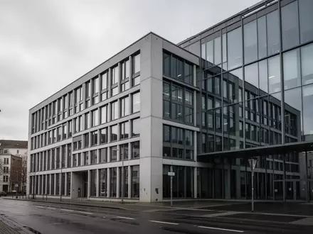 Ein modernes Bürogebäude vor einem bewölkten Himmel in Deutschland, das die aktuelle Lage am Arbeitsmarkt symbolisiert. - Foto: über boerse-global.de