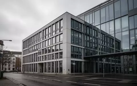Ein modernes Bürogebäude vor einem bewölkten Himmel in Deutschland, das die aktuelle Lage am Arbeitsmarkt symbolisiert. - Foto: über boerse-global.de
