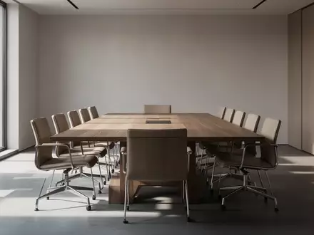 Ein minimalistisch gestalteter Konferenzraum mit leerem Holztisch und einfallendem Tageslicht, das geometrische Schatten wirft. - Foto: über boerse-global.de