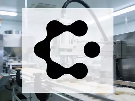 Moderne, automatisierte Produktionsanlage für Lebensmittel in einer hellen, professionellen Industrieumgebung. - Foto: über boerse-global.de