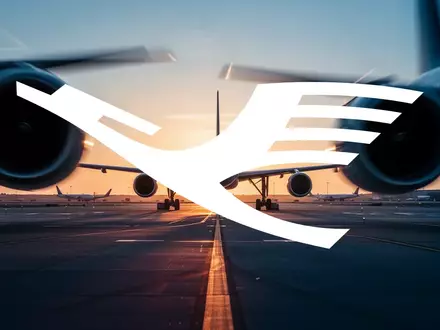 Abstrakte Darstellung eines modernen Flughafens bei Sonnenuntergang mit Fokus auf Luftfahrt-Atmosphäre. - Foto: über boerse-global.de