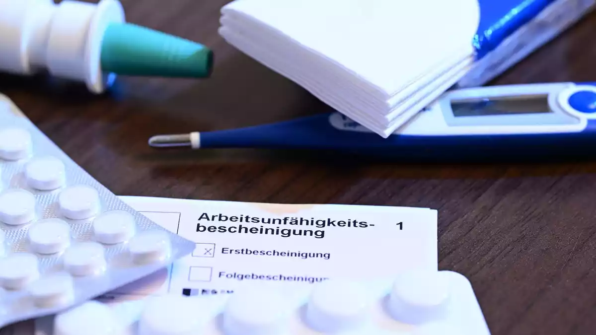 Kern des Vorhabens ist eine Nachweispflicht ab dem ersten Krankheitstag. (Symbolbild) - Bild: Bernd Weißbrod/dpa/dpa-tmn
