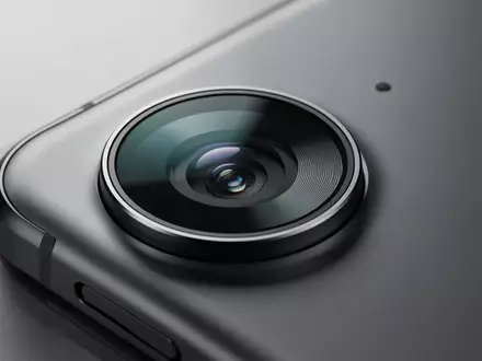 Nahaufnahme eines modernen Smartphone-Kameramoduls mit präziser Optik und hochwertigem Gehäuse in einer professionellen Studioaufnahme. - Foto: über boerse-global.de