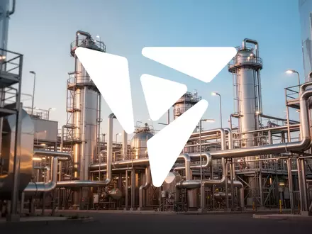 Moderne Industrieanlage bei Sonnenaufgang als Symbol für Investitionen in nachhaltige chemische Produktion. - Foto: über boerse-global.de