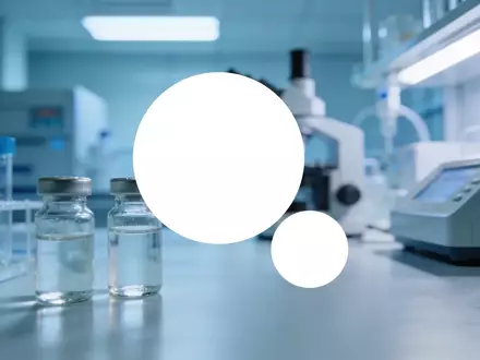 Abstrakte Darstellung eines modernen pharmazeutischen Labors mit Fokus auf wissenschaftliche Forschung und wirtschaftliche Anspannung. - Foto: über boerse-global.de