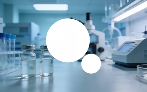 Abstrakte Darstellung eines modernen pharmazeutischen Labors mit Fokus auf wissenschaftliche Forschung und wirtschaftliche Anspannung. - Foto: über boerse-global.de