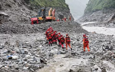 Die Retter arbeiten sich vorsichtig durch Gebiete, in denen Verschüttete vermutet werden. - Foto: Jiang Fan/XinHua/dpa
