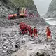 Die Retter arbeiten sich vorsichtig durch Gebiete, in denen Verschüttete vermutet werden. - Bild: Jiang Fan/XinHua/dpa