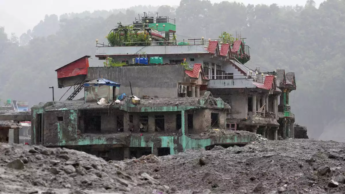 Die Schlammmassen sind teils meterhoch. - Bild: Rajesh Kumar Singh/AP/dpa