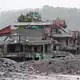 Die Schlammmassen sind teils meterhoch. - Bild: Rajesh Kumar Singh/AP/dpa