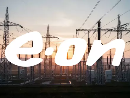 Moderne Stromnetzinfrastruktur im Morgenlicht als Symbol für Stabilität und Wachstum im Energiesektor. - Foto: über boerse-global.de