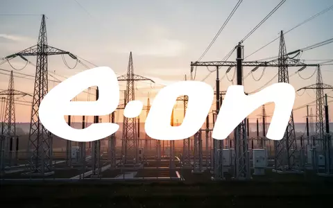 Moderne Stromnetzinfrastruktur im Morgenlicht als Symbol für Stabilität und Wachstum im Energiesektor. - Foto: über boerse-global.de