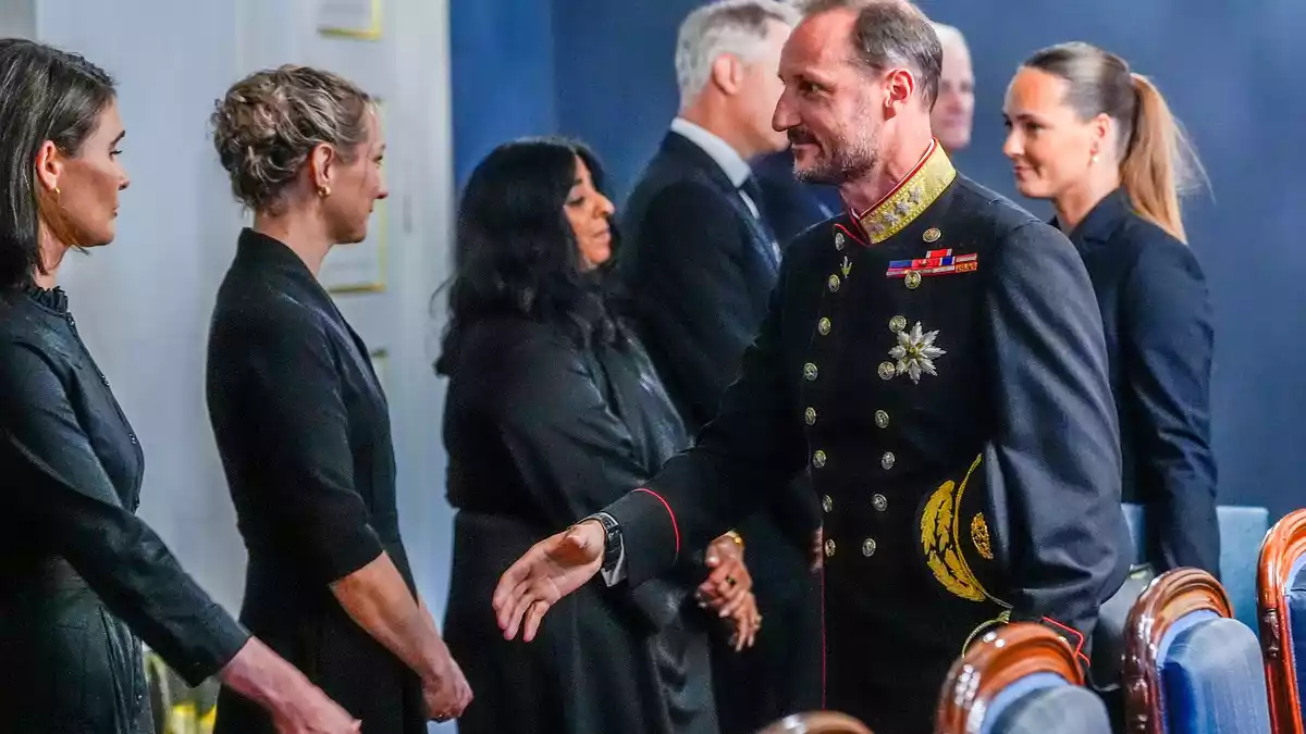 König Haakon (M) wird sich heute an das Volk wenden.  - Bild: Lise Åserud/NTB/dpa