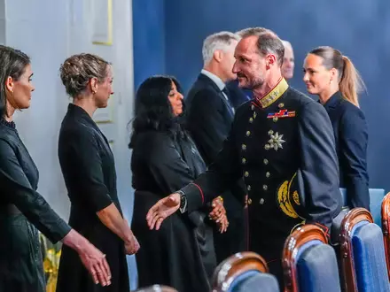 König Haakon (M) wird sich heute an das Volk wenden.  - Foto: Lise Åserud/NTB/dpa