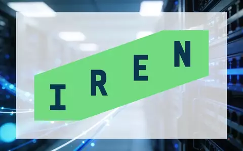 Abstrakte Darstellung einer modernen Cloud-Computing-Infrastruktur mit leuchtenden Glasfaserkabeln in einem Rechenzentrum. - Foto: über boerse-global.de