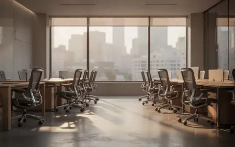 Ein modernes, leeres Büro mit ergonomischen Schreibtischen und langen Schatten bei Tageslicht. - Foto: über boerse-global.de