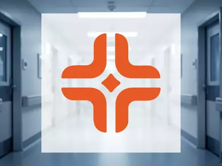 Moderner, steriler Krankenhausflur in klinischer Beleuchtung als Symbol für den Gesundheitssektor. - Foto: über boerse-global.de
