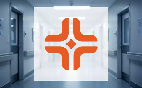 Moderner, steriler Krankenhausflur in klinischer Beleuchtung als Symbol für den Gesundheitssektor. - Foto: über boerse-global.de