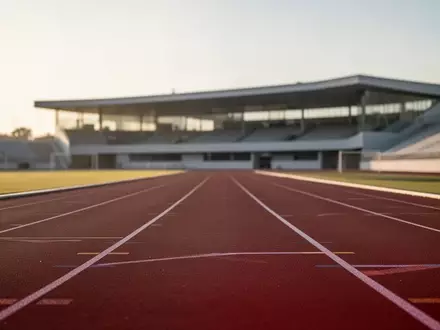 Leere, professionelle Leichtathletik-Laufbahn in einem Stadion bei Sonnenuntergang. - Foto: über boerse-global.de