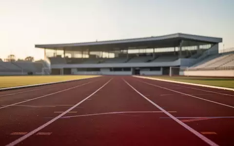 Leere, professionelle Leichtathletik-Laufbahn in einem Stadion bei Sonnenuntergang. - Foto: über boerse-global.de