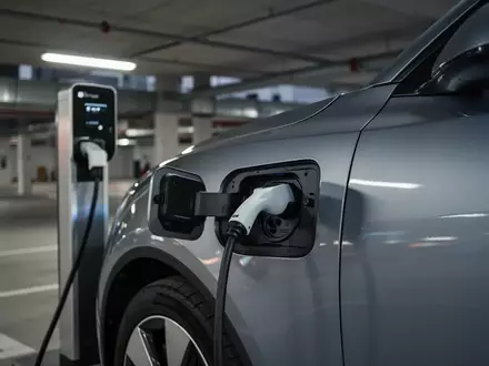 Modernes Elektroauto in einem minimalistischen Parkhaus mit Fokus auf Sensortechnik und Fahrzeugdesign. - Foto: über boerse-global.de